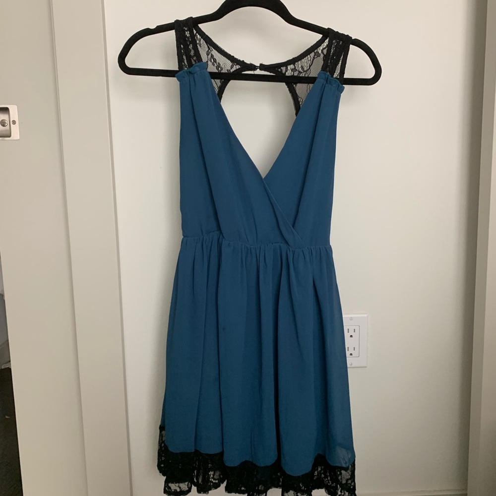 Flowy lace backless cocktail dress